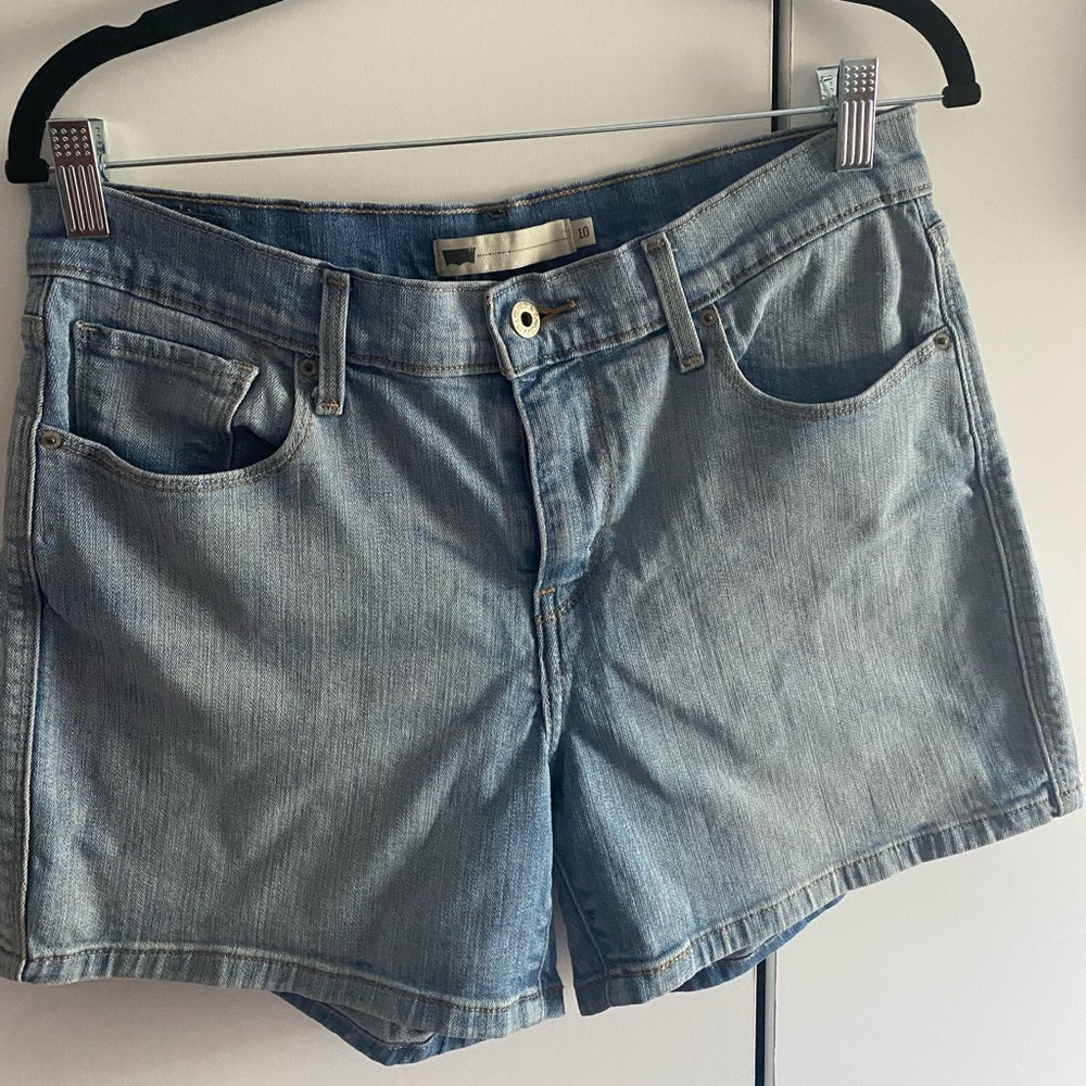 Mid rise Levi shorts